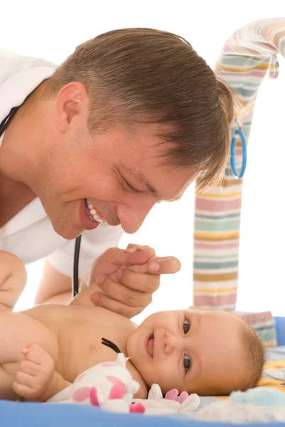 Człowiek lekarz badając noworodka — Zdjęcie stockowe