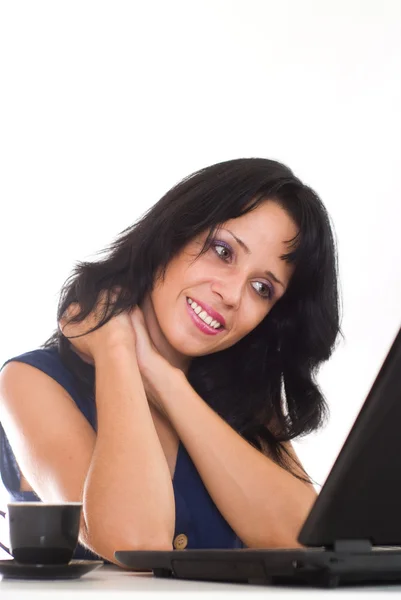 Mulher bonita atrás do laptop — Fotografia de Stock