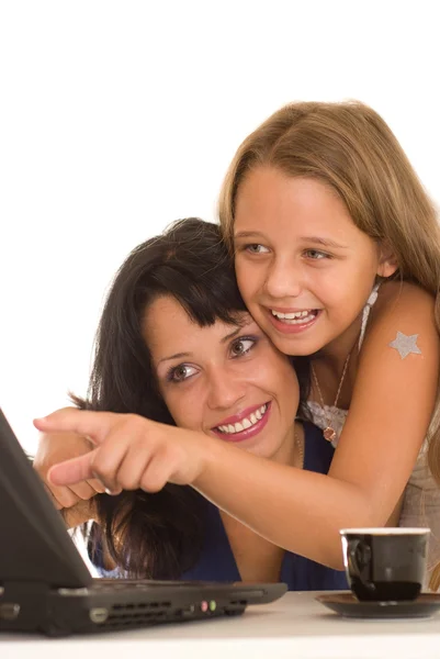 妈妈和女儿一台笔记本电脑 — 图库照片