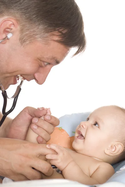 Heureux médecin examinant le nouveau-né — Photo