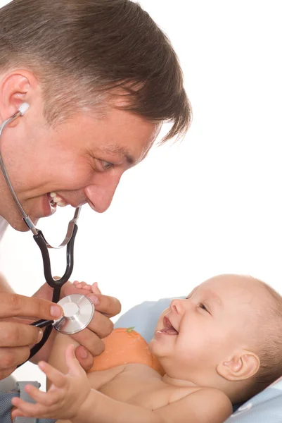 Zadowolony lekarz badając noworodka — Zdjęcie stockowe