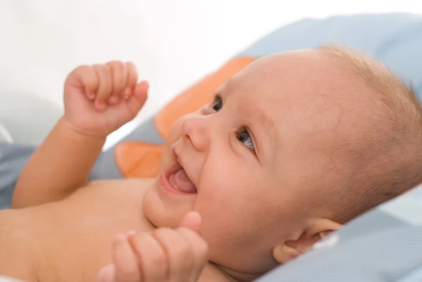 Glückliches Neugeborenes auf einem weißen — Stockfoto
