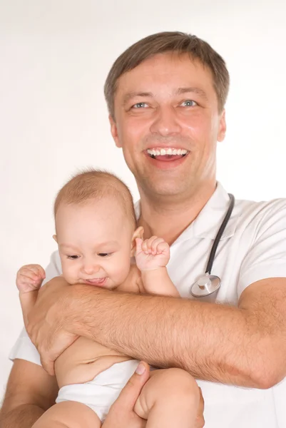Médico y recién nacido en un blanco — Foto de Stock
