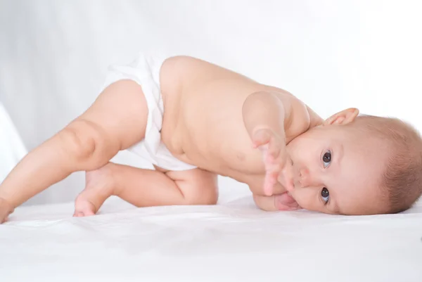 Счастливый новорожденный на белом — стоковое фото