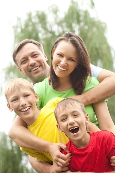 Rapazes felizes com a família — Fotografia de Stock