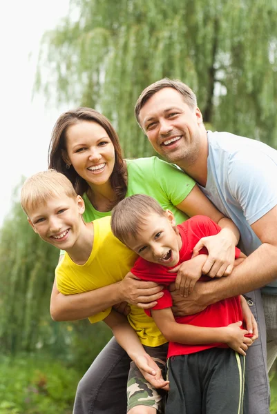 Glada pojkar med familj — Stockfoto