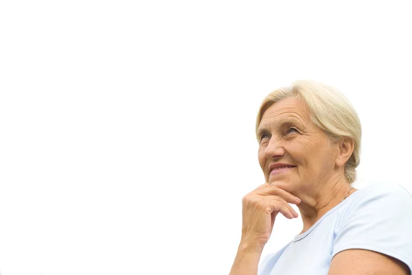 Starší žena stojí na obloze — Stock fotografie