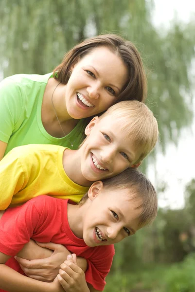 Glada pojkar med mamma — Stockfoto