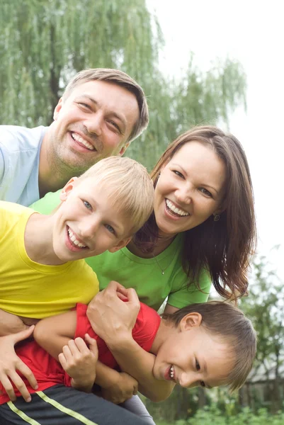 Szczęśliwy chłopców z rodziną — Zdjęcie stockowe