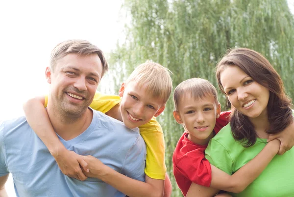 Chlapci s rodinou v parku — Stock fotografie