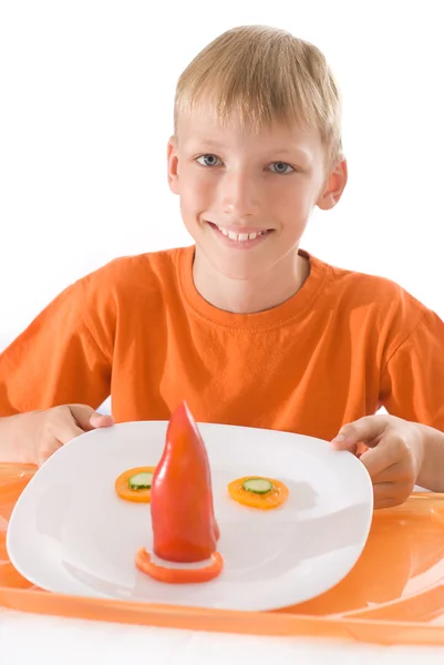 Junge mit einem Teller — Stockfoto