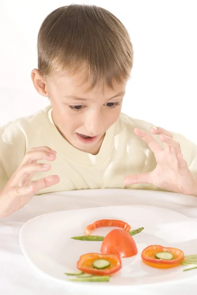 Glücklicher Junge mit Gemüse — Stockfoto
