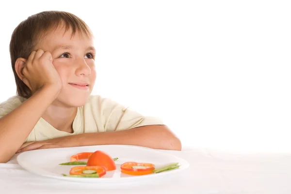 有一盘蔬菜与男孩 — 图库照片