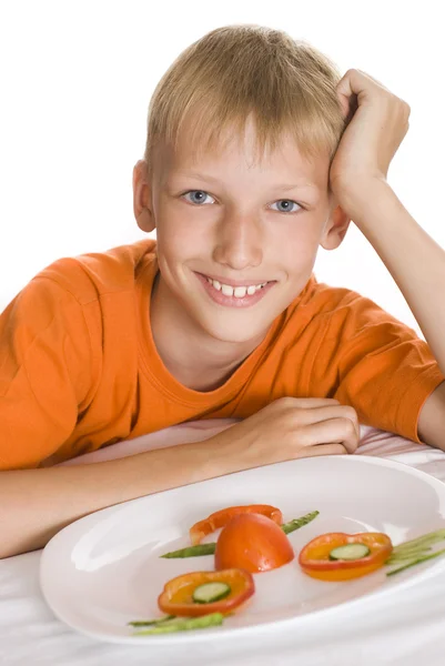 Piękny chłopiec trzyma talerz z warzywami — Zdjęcie stockowe