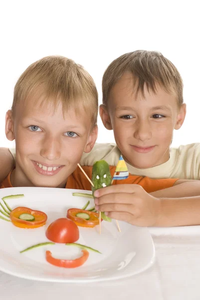 Belos meninos segurando um prato — Fotografia de Stock