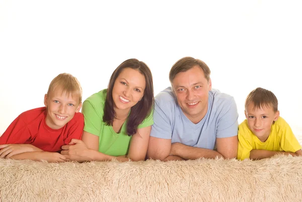 Lycklig familj av fyra på ett ljus — Stockfoto