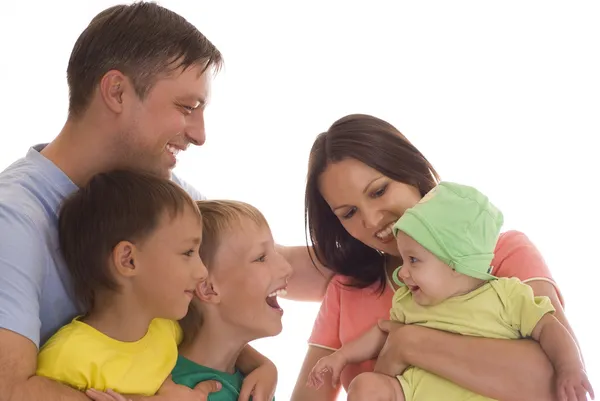 Casal e filhos olhando para o recém-nascido — Fotografia de Stock
