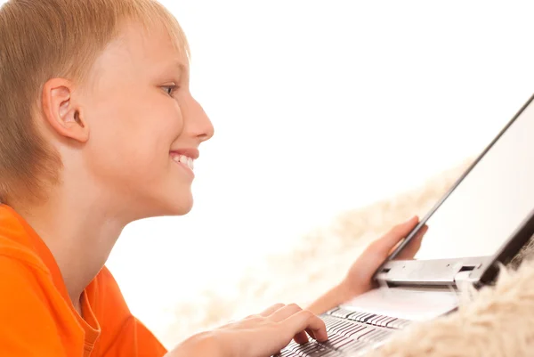 Stilig pojke med en bärbar dator — Stockfoto