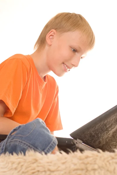 Stilig pojke med en bärbar dator — Stockfoto