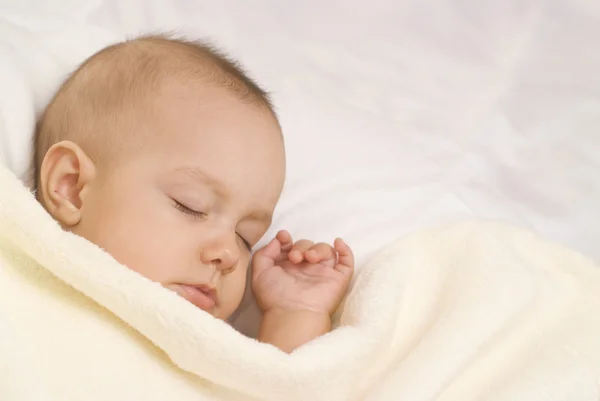 Retrato de un hermoso bebé — Foto de Stock