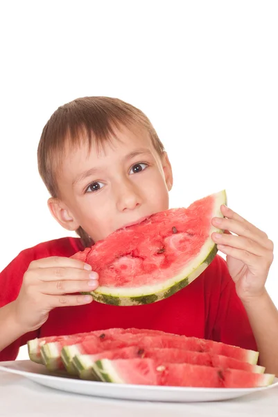 Schöner Junge isst Wassermelone — Stockfoto