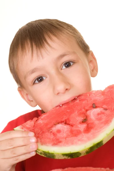 Menino bonito comendo melancia — Fotografia de Stock