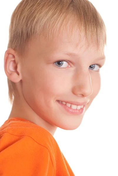 Хороший мальчик в оранжевой рубашке — стоковое фото