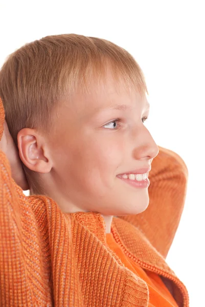 Glücklicher Junge im orangefarbenen Hemd — Stockfoto