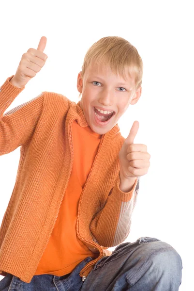 Щасливий хлопчик в помаранчевій сорочці — стокове фото