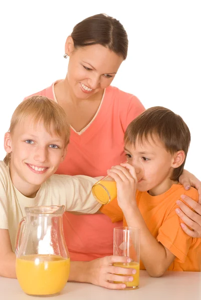 Glad trevlig mor två bröder dricka juice — Stockfoto