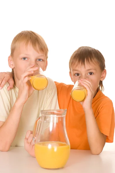 2 人の兄弟は、ジュースを飲む — ストック写真