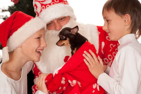 Weihnachtsmann beschenkt Kinder — Stockfoto