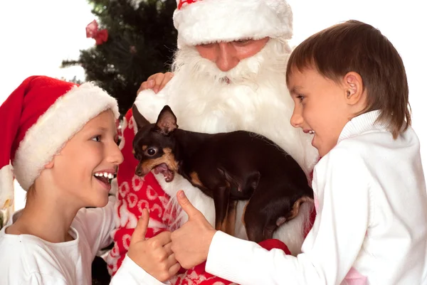 Weihnachtsmann beschenkt Kinder — Stockfoto