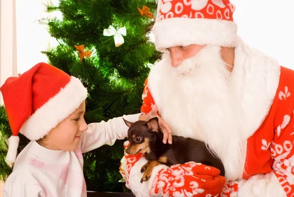 Santa gives presents to child — Stock Photo, Image