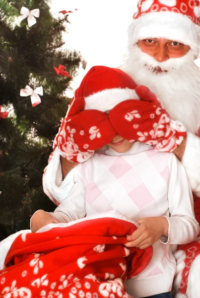 Санта дарит подарки ребенку — стоковое фото