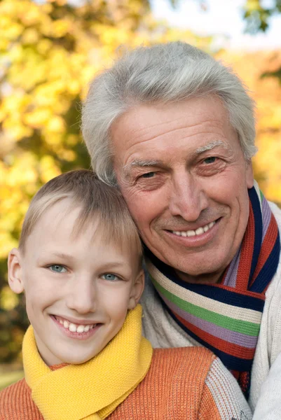 Dziadek trzyma jego wnuk — Zdjęcie stockowe