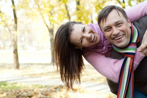 Couple in a autumn park — Stock Photo, Image