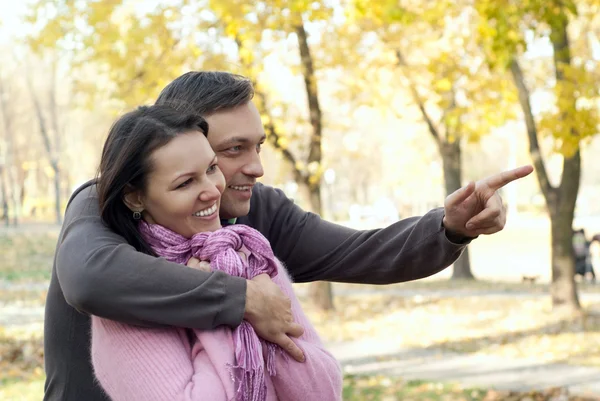 Couple in a autumn park — Stock Photo, Image