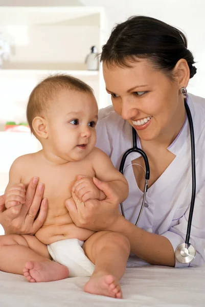 Läkare med nyfödd på en vit — Stockfoto
