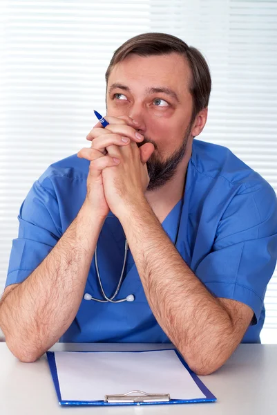 Schöner Arzt sitzend — Stockfoto