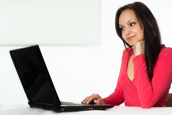 Bir dizüstü bilgisayar ile kırmızı kız — Stok fotoğraf