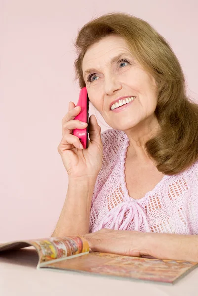 Mujer bastante vieja con un teléfono — Foto de Stock