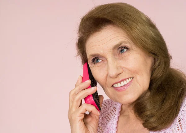 Mooie oude vrouw met een telefoon — Stockfoto