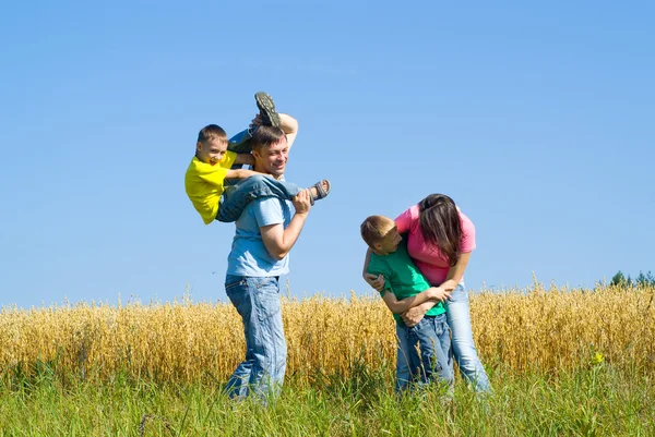 Famigliare felice tintinnando alla natura — Foto Stock