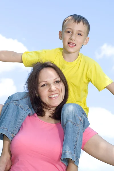 Matka s usmívající se synem — Stock fotografie