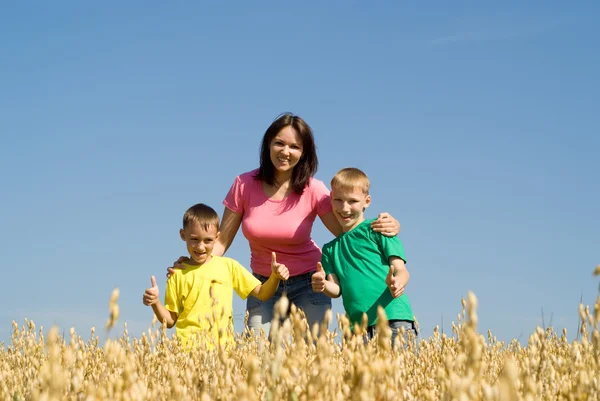 Gelukkig moeder met twee jongens — Stockfoto