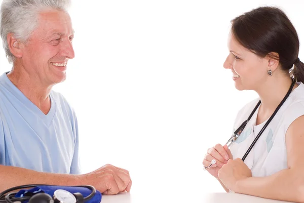 Молодая женщина доктор поговорить с пациентом — стоковое фото