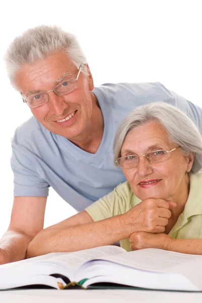 Äldre par tillsammans på en vit Stockfoto