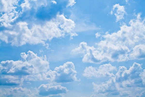 푸른 하늘의 흰 구름 — 스톡 사진