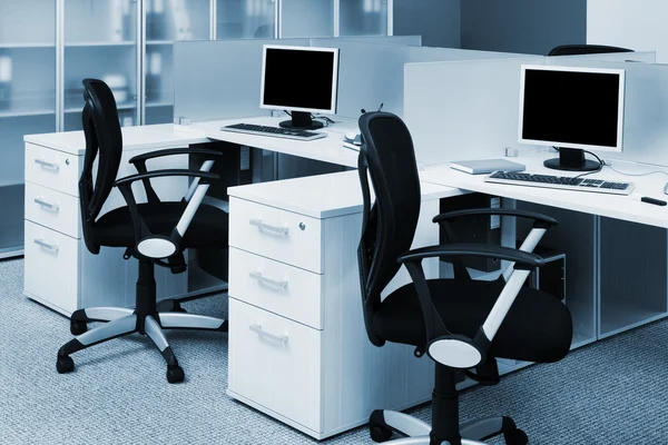 Computadoras en los escritorios — Foto de Stock